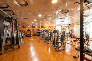 阿布扎比Super 2 Bedroom Sea View的健身房,配有许多跑步机和机器