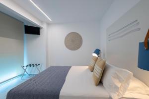 佩尼斯科拉Hostal Boutique La Mar Serena的白色卧室配有床和椅子