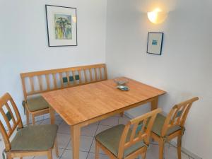 岑平Apartment Lotte的餐桌、椅子和木桌