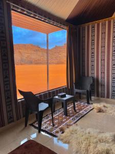 亚喀巴Wadi Rum Gulf camp的客厅设有美景大窗户