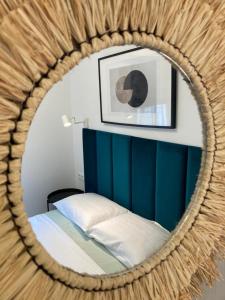 甘迪亚海滩Apartament Bari Playa的镜子反射着卧室,卧室里配有一张床