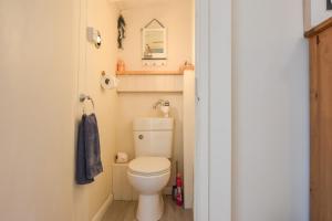 雅茅斯Harbour Life的一间带卫生间和镜子的小浴室