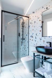 佩尼斯科拉Hostal Boutique La Mar Serena的一间带玻璃淋浴和水槽的浴室