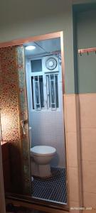 香港The Cultural Crashpad - 康乃馨旅館的浴室内设有一个卫生间。