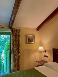 Cantalupa蓝卡达梅森韦尔特酒店的一间卧室设有一张床和一个窗口