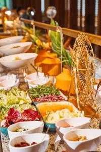 三亚三亚泰康之家度假酒店·臻品之选 (万豪旗下原木设计酒店)的一张桌子上面有很多不同类型的食物