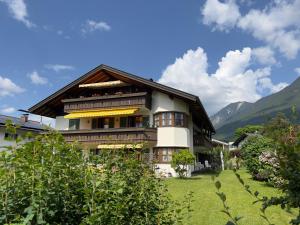 加尔米施-帕滕基兴AlpenZauber的山间房子,背景是山间房子