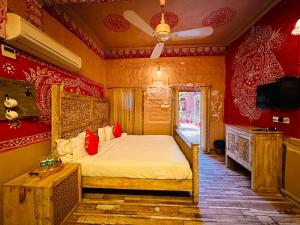 焦特布尔拉尼泰姬陵酒店的一间卧室设有一张红色墙壁和天花板的床
