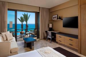 圣何塞德尔卡沃Casa Maat at JW Marriott Los Cabos Beach Resort & Spa的酒店客房配有一张床和一张书桌及一台电视