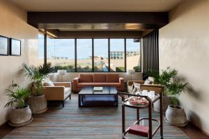 圣何塞德尔卡沃Casa Maat at JW Marriott Los Cabos Beach Resort & Spa的客厅配有沙发和桌子