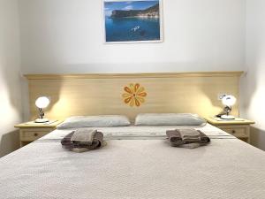 奥罗塞伊Vistamare的一间卧室配有一张带两盏灯的床。