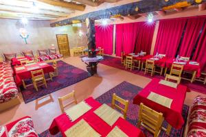 阿伊特本哈杜Palais Ksar Lamane的享有餐厅高空的景致,配有红色的桌椅