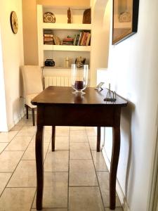 HreljinHouse Marante Rijeka Krk Crikvenica的木桌,玻璃杯放在房间里
