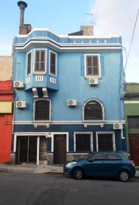 蒙得维的亚Casa Yacumenza的蓝色的建筑,前面有停车位