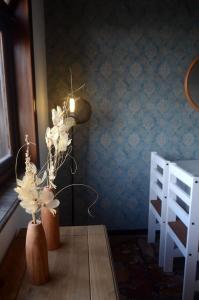 蒙得维的亚Casa Yacumenza的一张桌子,里面放着两瓶花花
