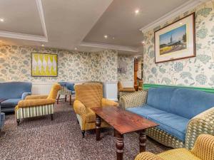 索尔兹伯里索尔兹伯里白鹿美居酒店的客厅配有蓝色的沙发和椅子