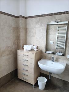 福利尼奥Casa Emilia - Appartamento per vacanze - Foligno的一间带水槽和镜子的浴室