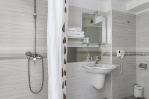 圣马迪拉莫卡马格棕榈酒店的白色的浴室设有水槽和淋浴。
