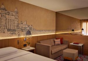 斋浦尔Hyatt Place Jaipur Malviya Nagar的酒店客房,配有床和沙发
