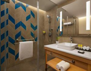 斋浦尔Hyatt Place Jaipur Malviya Nagar的一间带水槽和淋浴的浴室