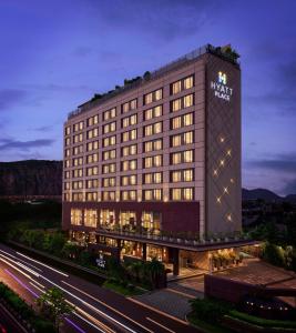 斋浦尔Hyatt Place Jaipur Malviya Nagar的夜间 ⁇ 染了这个万国酒店