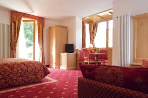 科姆梅扎杜拉阿尔玛匝格酒店的配有一张床和一把椅子的酒店客房
