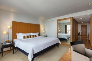 曼谷lebua at State Tower的酒店客房设有一张大床和一间客厅。