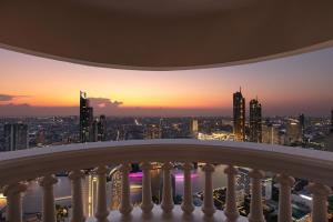 曼谷lebua at State Tower的日落时从阳台欣赏到城市天际线的景色