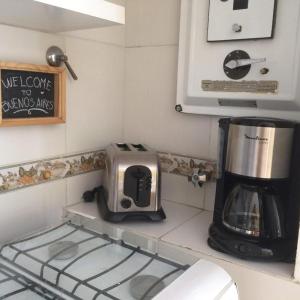 布宜诺斯艾利斯Sweet and Little Home的厨房配有烤面包机和台面上的咖啡壶