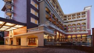 卡兰古特Fairfield by Marriott Goa Calangute的酒店大堂的 ⁇ 染