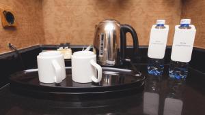阿拉木图阿拉木图洲际酒店的托盘,内配两个咖啡杯和茶壶