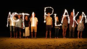 布拉卡阿可体普拉卡酒店的一群人用闪光灯拼写