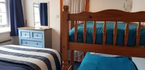 托基Rose Court Holiday Apartments的一间卧室配有双层床和蓝色梳妆台