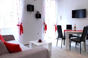 斯普利特西塔代拉公寓的客厅配有沙发和桌子