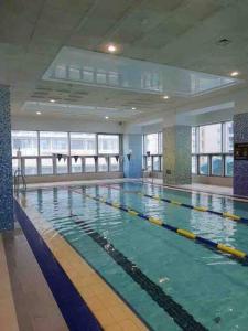 釜山Haeundae Luxury House的大型建筑中的大型游泳池