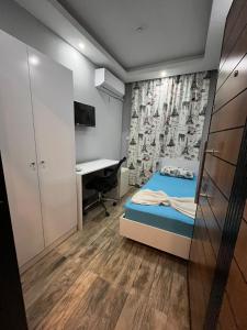 安塔利亚Yakamoz Apart Otel的一间小卧室,配有一张床和一张书桌