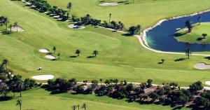 阿尔梅利马Kailua Dream的享有高尔夫球场和湖泊的顶部景色