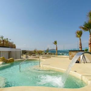 直布罗陀Ocean Spa Plaza Resort Apartment的公园内一个带喷泉的游泳池