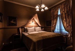达伦达伦酒店的一间卧室配有一张床和一个吊灯
