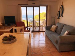卡莱利亚德帕拉弗鲁赫尔Apartamento con espectaculares vistas al Mediterráneo的客厅配有沙发和桌子