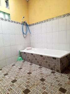 马格朗Anindya House的带浴缸的浴室
