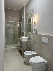 塔兰托Stanze d’Autore的浴室配有卫生间、盥洗盆和淋浴。