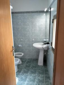 雷焦卡拉布里亚HOUSE MIRIAM的一间带水槽和卫生间的浴室