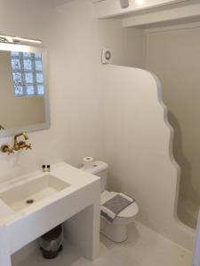 NikiáOniropagida Nisyros apartments #2 Nikia view的白色的浴室设有水槽和卫生间。
