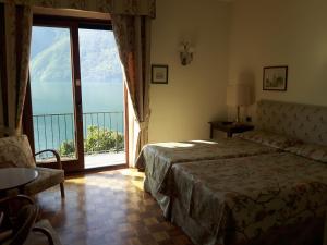 瓦尔索达斯特拉'意大利酒店的一间卧室设有一张床和一个大窗户