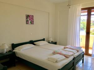 艾拉方索斯Hotels Kalimera Inn的一间卧室配有一张床,上面有两条毛巾