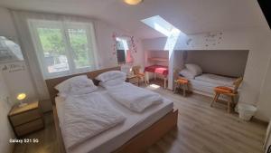 里菲亚诺Laimerhof的一间带两张床的小卧室和一间带床的平方米的房间