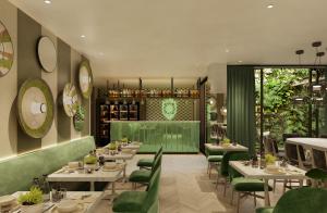 马略卡岛帕尔马Belle Marivent Mediterranean Petit Hotel的餐厅设有白色的桌子和绿色的椅子