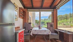 布罗托尼贾Apartment Alba的厨房配有桌椅和窗户。