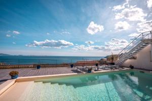 马赛LES SUITES LOVE 2 SPA VUE MER PISCINe的海景游泳池